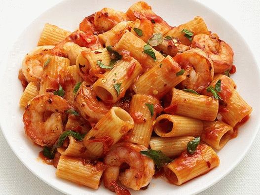 Foto cu pastele rigatoni de creveți cu sos de roșii