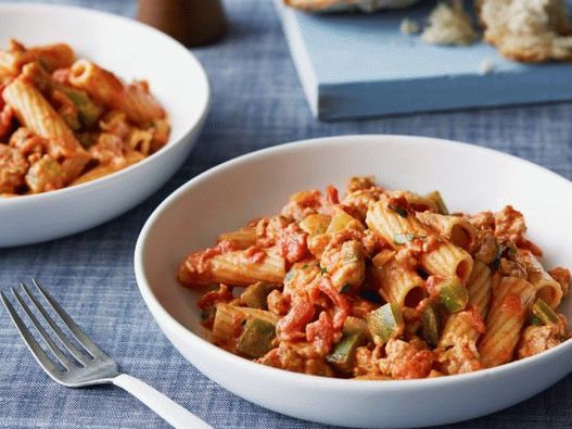 Fotografie cu pastă rigatoni cu cârnați de pui în sos picant de votcă