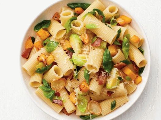 Foto cu pastele rigatoni cu dovleac de nucșoară, varză de Bruxelles și slănină
