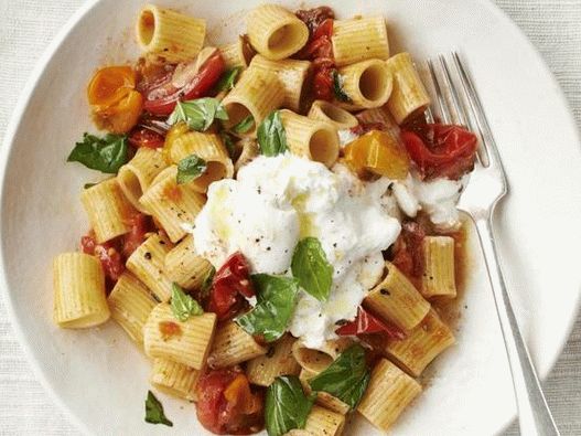 Foto cu pastele rigatoni cu roșii cherry coapte și brânză