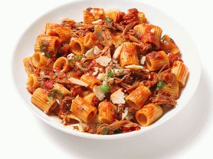 Fotografie cu rigatoni paste cu sos de roșii și pancetta