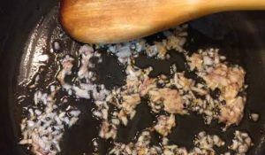  " ></li>
<li>Amestecați toate condimentele cu nuci tocate într-o mașină de tocat carne. <img src="/wp-content/uploads/images/pechen_i_serdce_kurici_s_orehami_foo_4.jpg"alt=