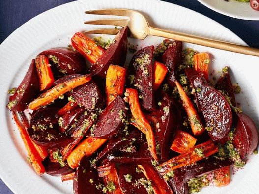 Fotografie cu morcovi și sfeclă coapte cu Pecan Pesto