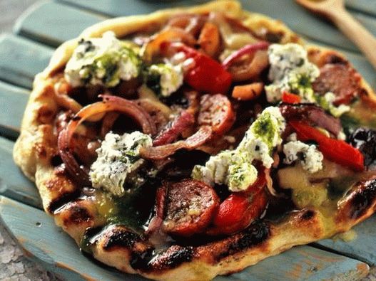 Pizza la grătar foto cu cârnați de vânătoare și piper