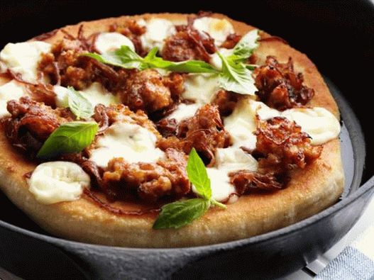 Photo Pizza cu carne tocată și gem de ceapă într-o tigaie