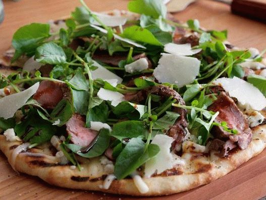 Photo Pizza cu friptura din New York, brânză albastră și glazură balsamică
