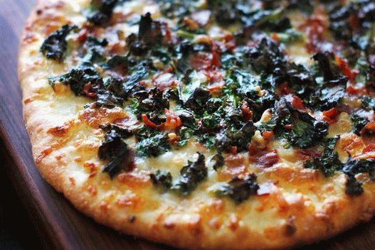 Foto pizza în stil Chicago cu spanac