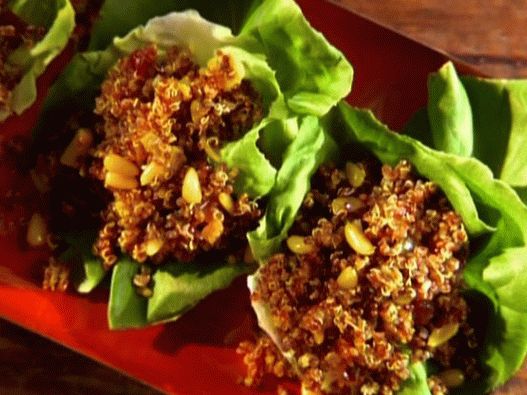 Fotografie cu pila de quinoa pe salată