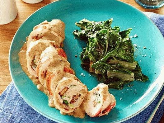 Pui cu brânză albastră și nuci, învelite în slănină în sos de lapte Pui cu brânză albastră și nuci, învelite în slănină în sos de lapte