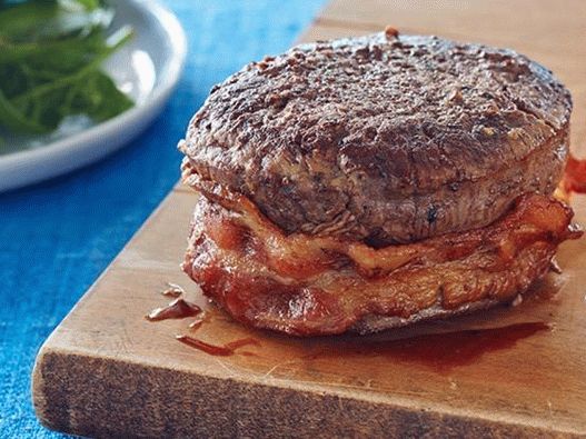 Filet Mignon învelit în bacon Filet Mignon învelit în bacon