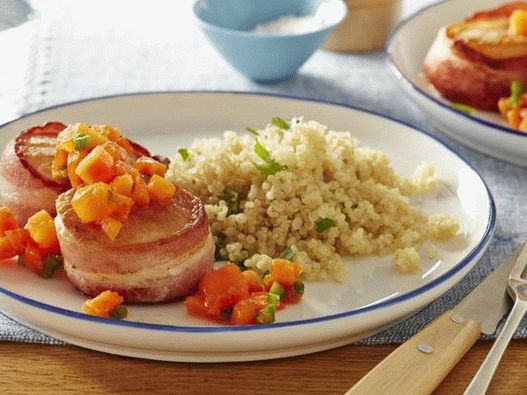 Scoici învelite în slănină în sos de papaia și garnitura de quinoa Scoici învelite în slănină în sos de papaia și garnitura de quinoa