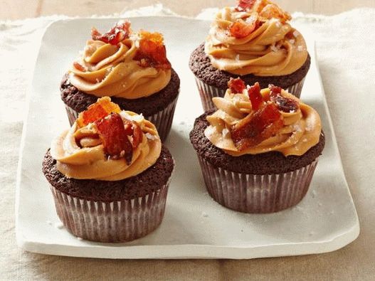 Cupcakes cu ciocolată cu cremă de bacon și brânză Cupcakes cu ciocolată cu cremă de bacon și brânză