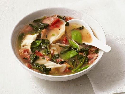 Supa cu găluște, slănină și mazăre de zahăr Supa cu găluște, slănină și mazăre de zahăr