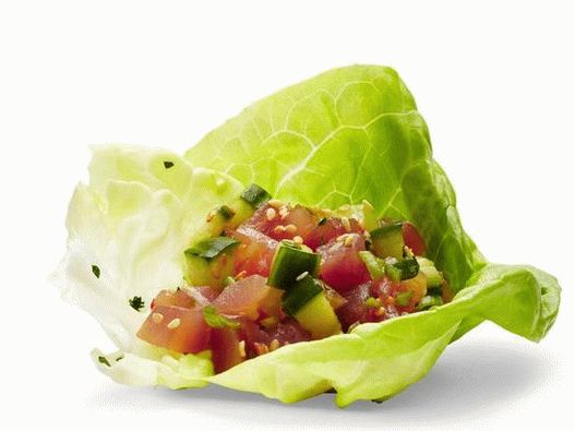 Fotografia lui Poke cu ton în frunze de salată