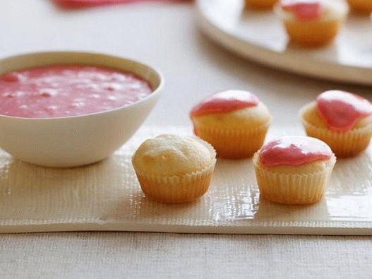 Cupcakes cu caș cu înghețare de căpșuni