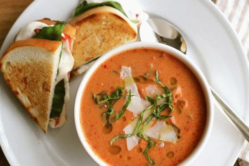 Foto cu supa de roșii portugheze cu cârnați