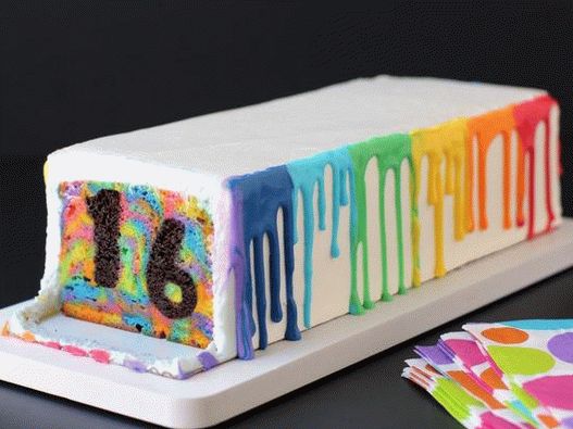Fotografia felului de mâncare - tort în stil tailandez Rainbow cu un secret