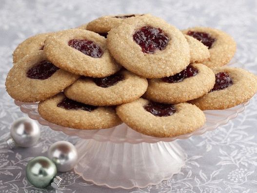 Biscuiți foto festivi cu unt de arahide și umplutură de gem de căpșuni