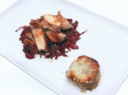 Foto Piept de pui picant cu gratin de cartofi și varză roșie