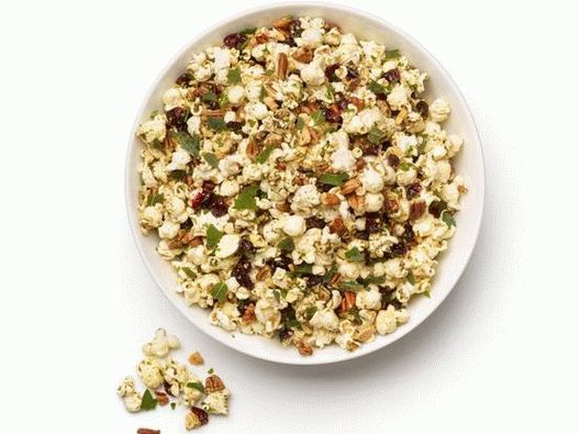 Popcorn condimentat cu nuci, ierburi și afine uscate