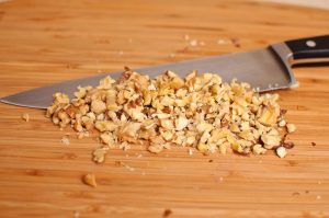  " ></li>
<li>Frământați brânza cu o furculiță.  Bateți crema în spumă luxuriantă.  amesteca smântână cu brânză și coji de umplutură. </li>
<li>Într-un bol, bateți toate ingredientele pentru pansament cu un bici. </li>
<li>Puneți frunzele de salată pe un vas, întindeți-le pe ele coji umplute  Se udă cojile cu pansament, se presară fructe cu coajă lemnoasă.  Bon pofta! </li>
</ol>
</p><script>
if (typeof jsInputerLaunch === 