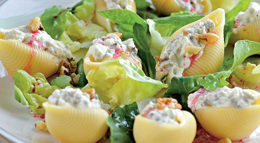  " ></p>
<ul>
<li>
<p>Timp de gătit </p>
<div id="toc_container" class="no_bullets"><p class="toc_title">Contents</p><ul class="toc_list"><ul><li><ul><li><a href="#30_min"><span class="toc_number toc_depth_3">0.0.1</span> 30 min </a></li><li><a href="#Fel_de_mancare_simpla"><span class="toc_number toc_depth_3">0.0.2</span> Fel de mâncare simplă </a></li><li><a href="#37764kcal"><span class="toc_number toc_depth_3">0.0.3</span> 377.64kcal </a></li><li><a href="#reteta"><span class="toc_number toc_depth_3">0.0.4</span> rețetă </a></li></ul></li><li><a href="#Hai_sa_incepem"><span class="toc_number toc_depth_2">0.1</span> Hai să începem! </a></li></ul></li><li><a href="#Ingredientele"><span class="toc_number toc_depth_1">1</span> Ingredientele </a><ul><li><a href="#O_treaba_grozava"><span class="toc_number toc_depth_2">1.1</span> O treabă grozavă </a></li></ul></li><li><a href="#pasi"><span class="toc_number toc_depth_1">2</span> pași </a></li></ul></div>
<h4><span id="30_min"><time>30 min </time></span></h4>
</li>
<li>Dificultate la rețetă<br />
<h4><span id="Fel_de_mancare_simpla">Fel de mâncare simplă </span></h4>
</li>
<li>Valoarea energetică<br />
<h4><span id="37764kcal">377.64kcal </span></h4>
</li>
<li>evaluare </li>
<li>
<h4><span id="reteta">rețetă </span></h4>
</li>
</ul>
<p>Această gustare la modă și delicioasă va arăta grozav masă de vacanță acasă.  Dacă nu există brânză albastră, gătește poate fi cu brânză feta sau cremă, fă-ți calea ta discreție. </p>
<h3><span id="Hai_sa_incepem">Hai să începem! </span></h3>
<h2><span id="Ingredientele">Ingredientele </span></h2>
<p>0/9 ingrediente </p>
<ul>
<li><label>Conquilloni – 500 gr. </label></li>
<li><label>Nucile decojite – 200 gr. </label></li>
<li><label>Brânză albastră – 300 gr. </label></li>
<li><label>Crema – 200 ml. </label></li>
<li><label>Frunze de salată </label></li>
<li><label>Ulei de măsline – 10 linguri.  linguri (pansament) </label></li>
<li><label>Oțet de vin roșu – 5 linguri.  linguri (Benzină) </label></li>
<li><label>Sare (pansament) </label></li>
<li><label>Ardeiul negru măcinat (pansament) </label></li>
</ul>
<p><time>30 мин</time><time>30 мин</time> 377.64</p>
<h3><span id="O_treaba_grozava">O treabă grozavă </span></h3>
<p>Buna pofta, sper sa te distrezi cu noi! </p>
<h2><span id="pasi">pași </span></h2>
<p>Pași făcuți: 0/0 </p>
<ol>
<li>Gătiti scoicile la starea de “al dente”.  Apoi ne înclinăm pe colizor, umezit cu apă rece și uscat.  <img src="/wp-content/uploads/images/rakushki-_farshirovannie_sirom_i_orehami_foo_2.jpg"alt=