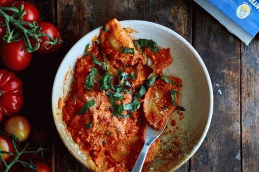 Fotografie de ravioli de cod și cartofi cu sos de roșii portugheze