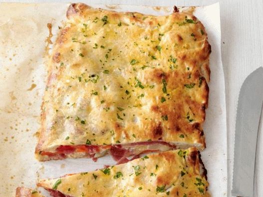 Foto cu mâncare - Calzone cu cârnați de salam și brânză mozzarella