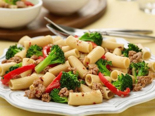 Foto cu farfuria - Paste cu curcan tocat și broccoli