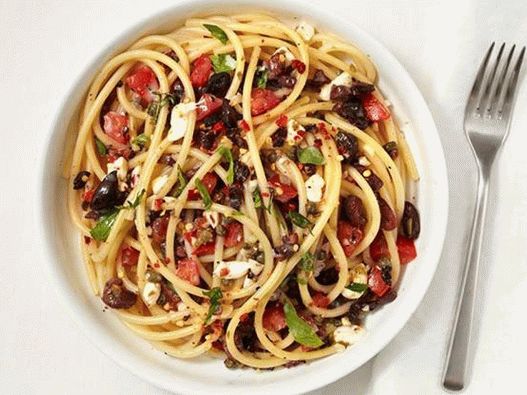 Foto cu farfuria - Spaghete cu roșii, măsline și capere