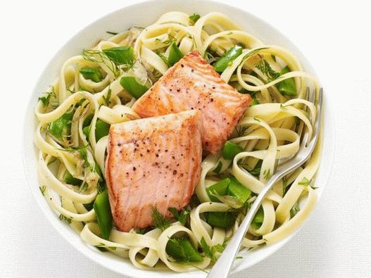 Fotografia farfuriei - Fettuccine cu somon și mazăre cu zahăr
