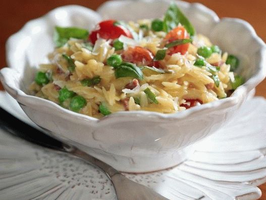 Foto cu farfurie - pastă cremă Orzo cu mazăre verde și șuncă