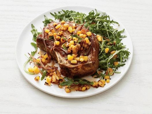 Foto din farfurie - carne de porc naturală pe os cu porumb și rucă