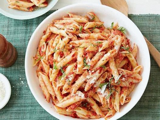 Fotografia felului de mâncare - paste Penne cu sos de pesto de tomate uscate