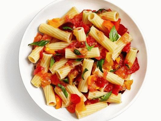 Foto din farfurie - paste italiene cu busuioc și piure de sos de roșii