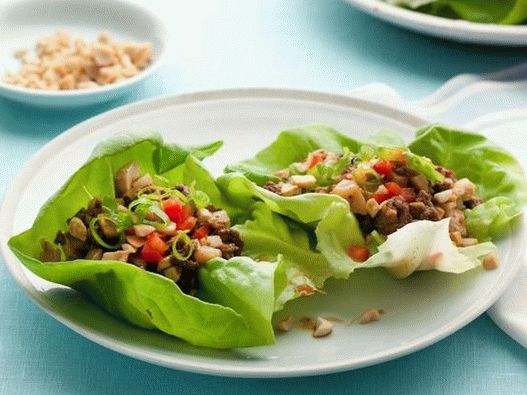 Carne de vită cu tofu pe salată