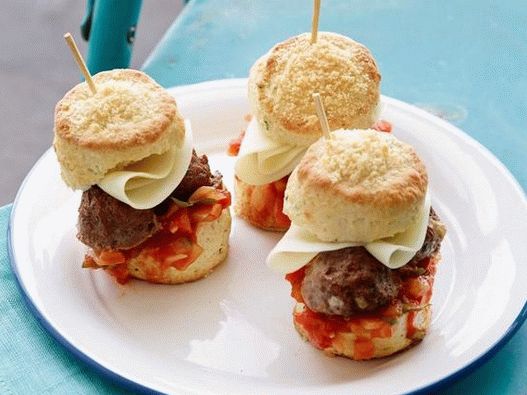 Sandwich englezesc cu briose cu carne