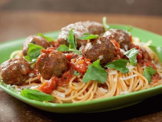 Spaghete cu chiftele în sos