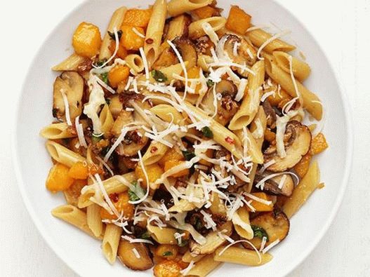 Fotografia felului de mâncare - paste Penne cu dovleac de nucă