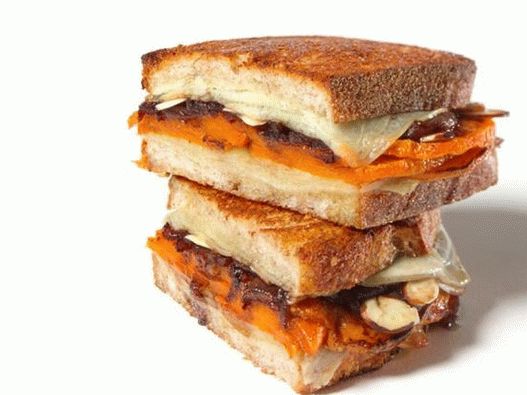 Fotografie pentru vase - dovlecei calde, brânză și sandwich-uri cu ceapă caramelizată