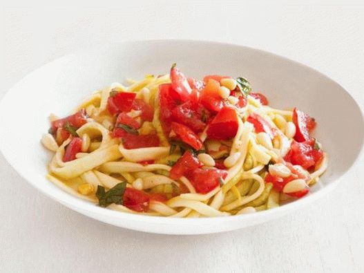 Foto - Pasta Fettuccine din dovlecel proaspăt cu sos picant de roșii cu felii