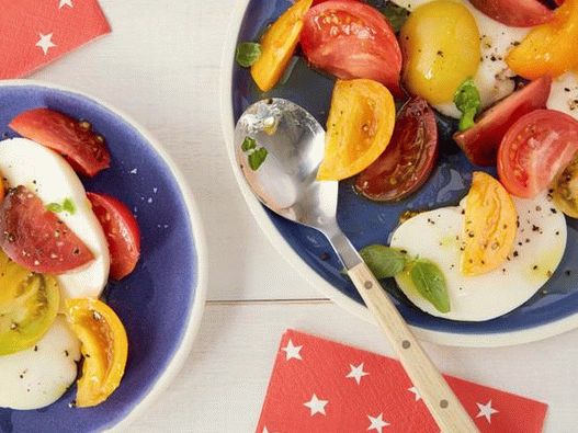 Foto - Salată de roșii, mozzarella și busuioc (Caprese)