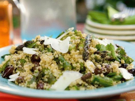 Fotografie de vase - Salată de Quinoa cu sparanghel, brânză de capră și măsline