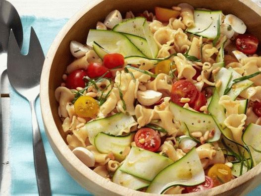 Foto din farfurie - Salată de paste cu dovlecel și mozzarella