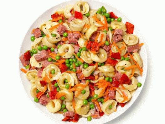 Foto cu farfuria - Salată cu paste tortellini, cârnați, morcovi, mazăre verde și ardei copt