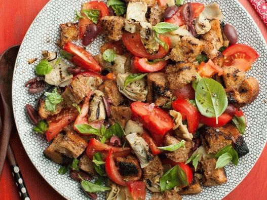 Fotografia farfuriei - Panzanella cu anghinare și roșii