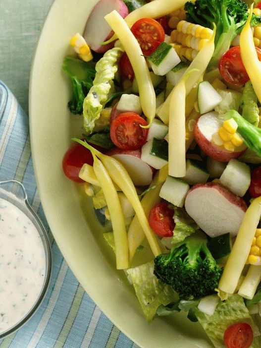 Fotografie cu vase - Salată de legume de sezon cu pansament la rang