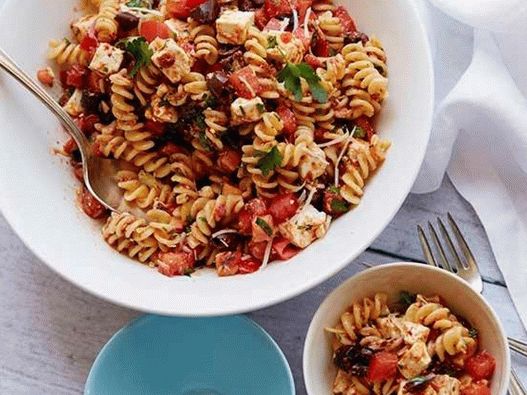 Foto din farfurie - Salată de paste și roșii uscate la soare cu brânză feta