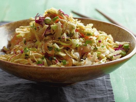 Fotografia farfuriei - salată de varză în stil asiatic