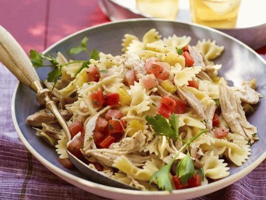 Foto cu farfuria - Salată de paste Farfalle cu pui și ardei copti